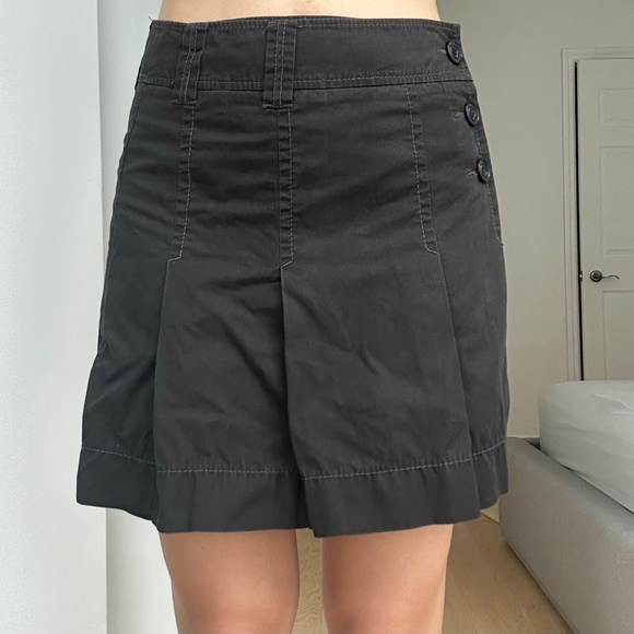PLEATED BLACK SKIRT W/ BUTTONS - Picture 2 of 6